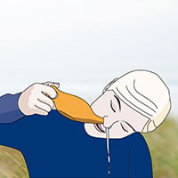 Mann gefüllt Neti-Nasenspülkännchen mit Salzlösung