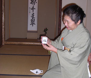 neti-Kännchen mit Kalligraphie, Mineko Sasaki-Stange